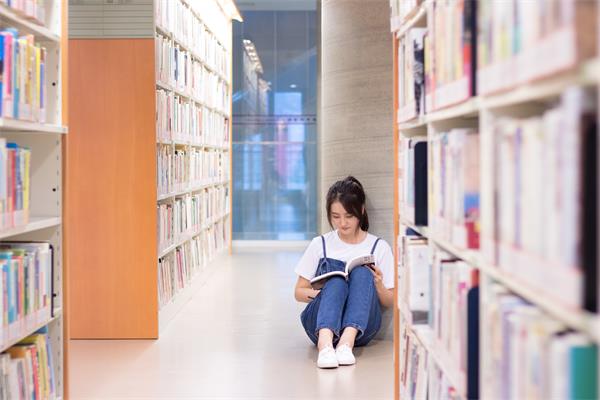 攝圖網_500541174_圖書館里認真看書的同學（企業商用）.jpg